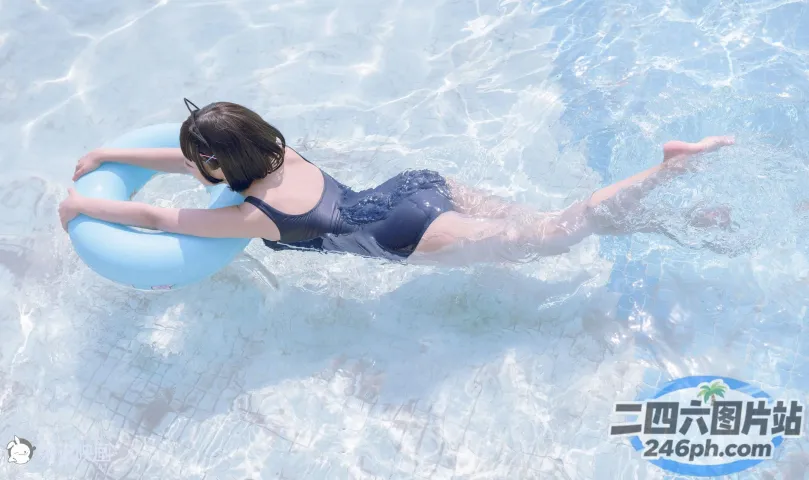 有一个穿着泳衣的女人漂浮在游泳池里