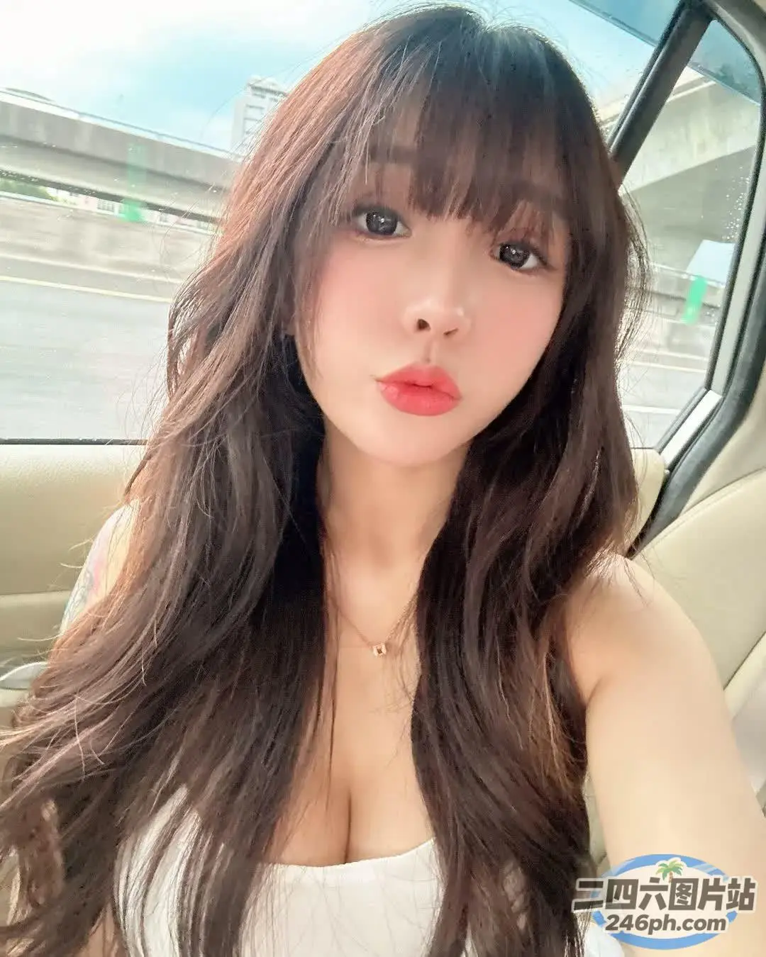 一个长发女人在车里的特写
