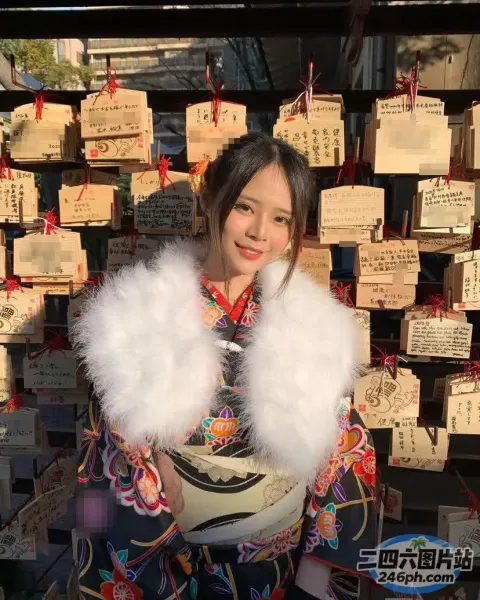 有一个穿着和服的女人拿着一个碗