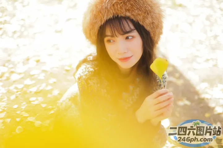 有个女人手里拿着一朵花