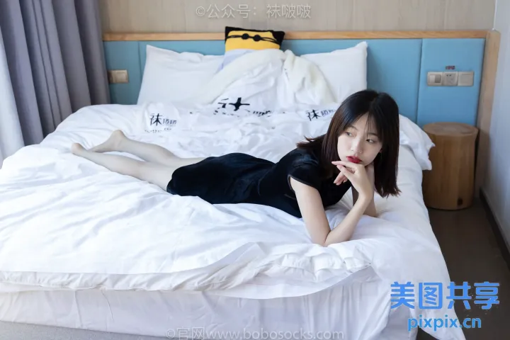 穿着黑色连衣裙躺在床上的阿拉夫德女人