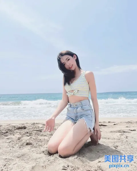 一名女子盘腿坐在海滩上
