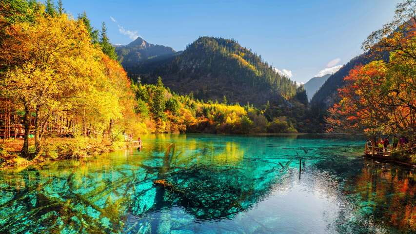 以山为背景的湖泊的 Arafed 视图