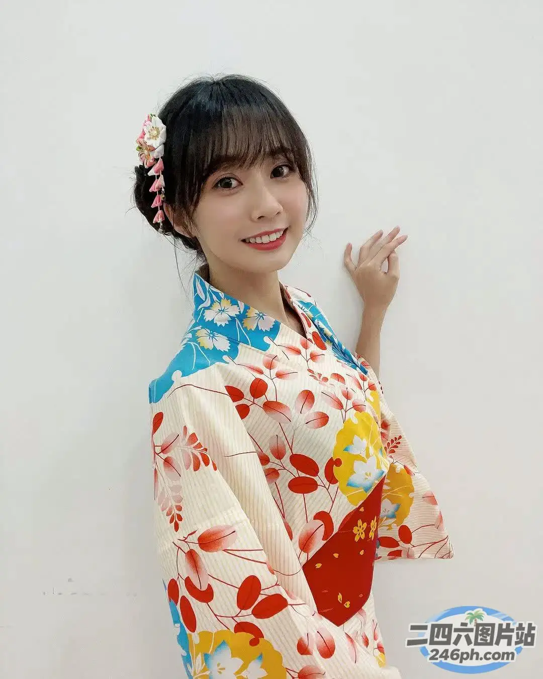 身穿和服，戴着花发夹的 araffe 女人
