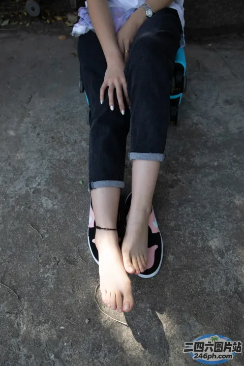 有个女人坐在长凳上，脚踩在滑板上
