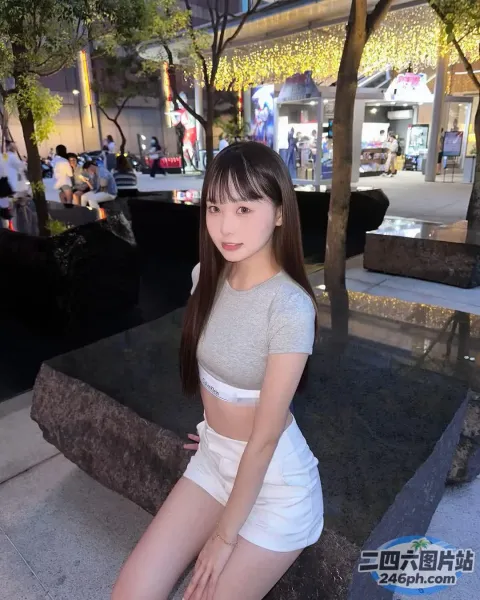 坐在城市长椅上的 araffe 亚洲妇女