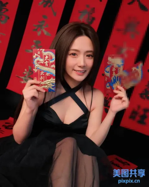 身穿黑色连衣裙的 araffe 女子，手里拿着一个红包和一个红包