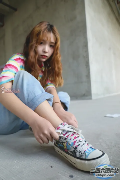 坐在地上的阿拉菲德女孩把她的对话绑起来