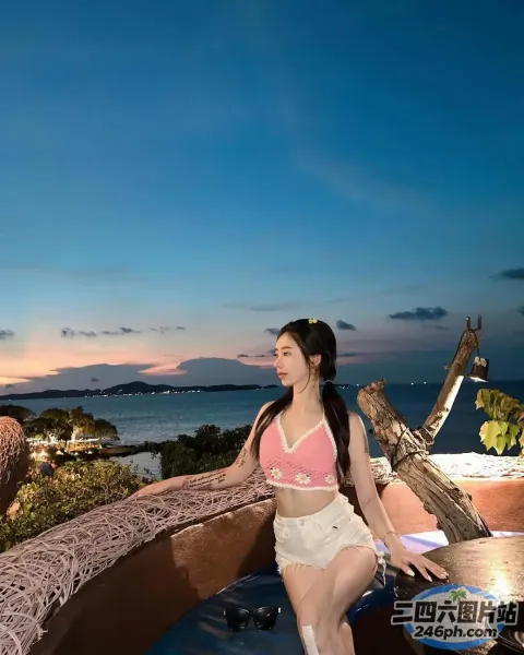 水边的长凳上坐着一个女人