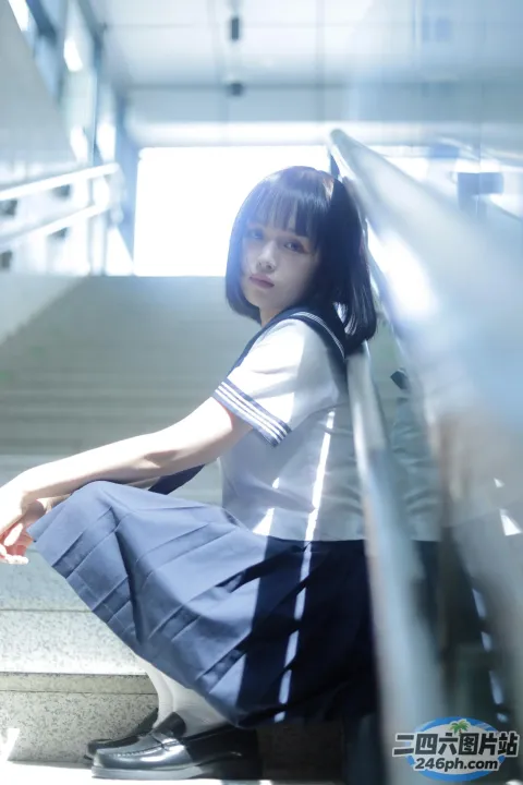 楼梯上坐着一个穿着校服的女人