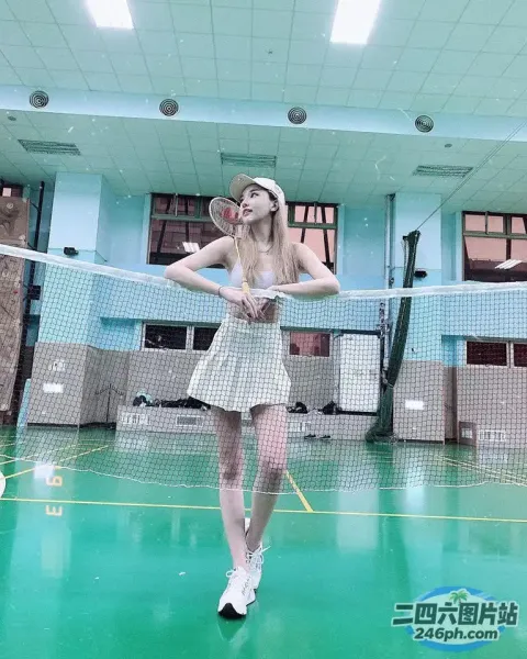 有一个女人站在网球场上