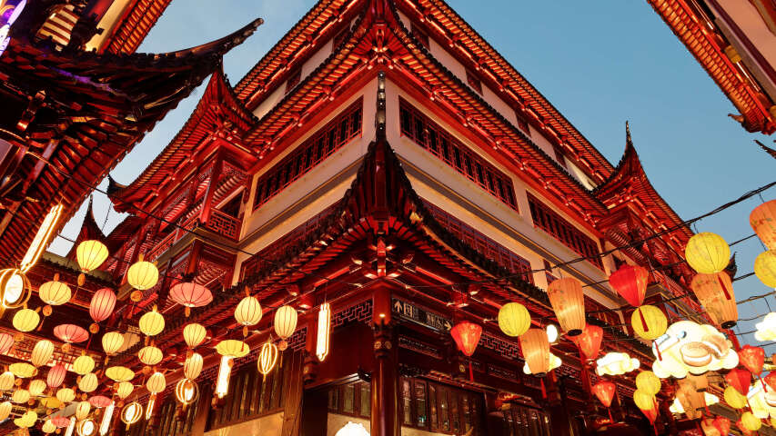 悬挂在建筑物天花板上的灯笼