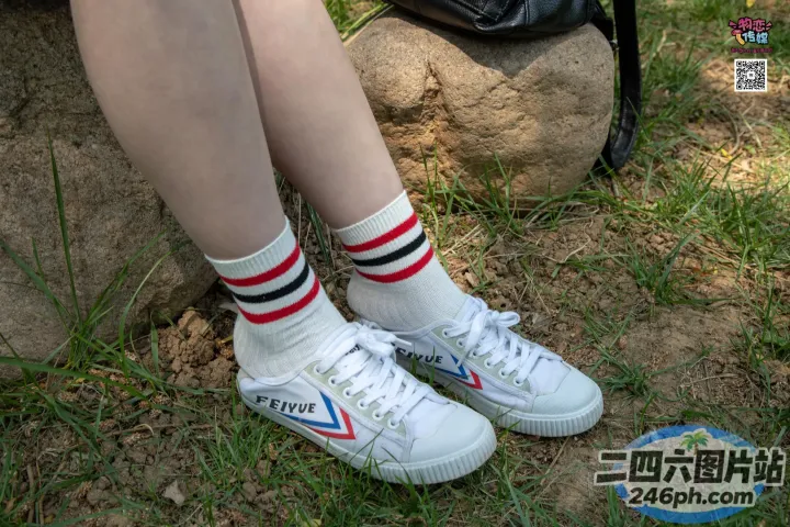 白色运动鞋和红色和蓝色袜子的 araffes 腿