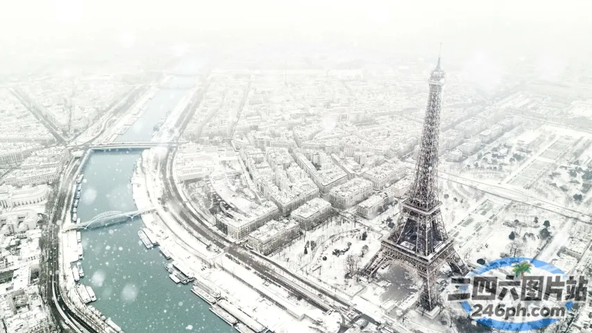有河流和桥梁的城市雪景