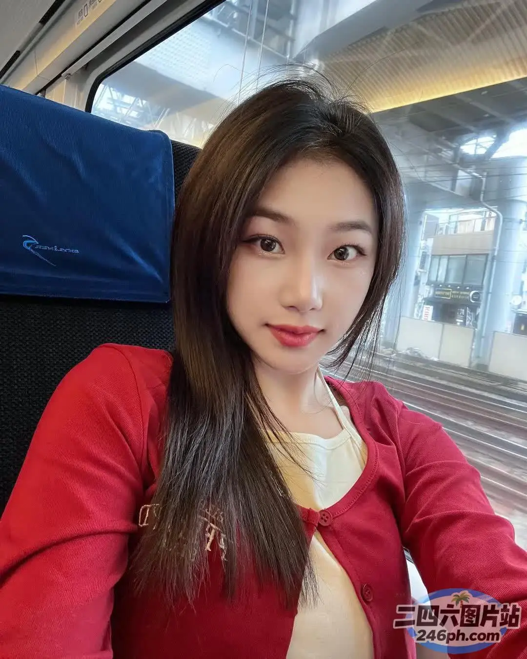 坐在火车上看着镜头的 Araffe 女子
