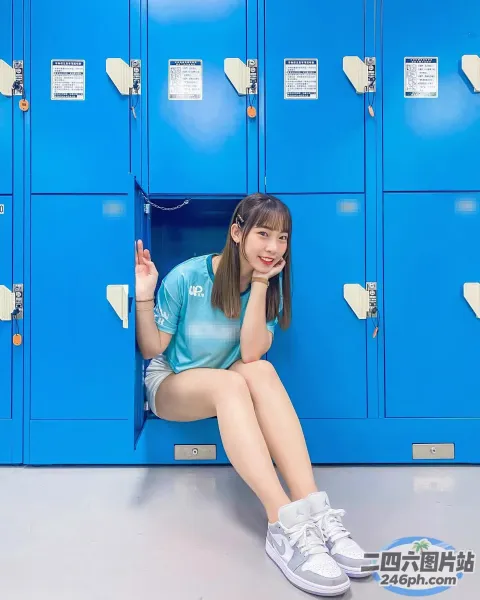 阿拉菲女孩坐在储物柜里，身后有一个蓝色的储物柜