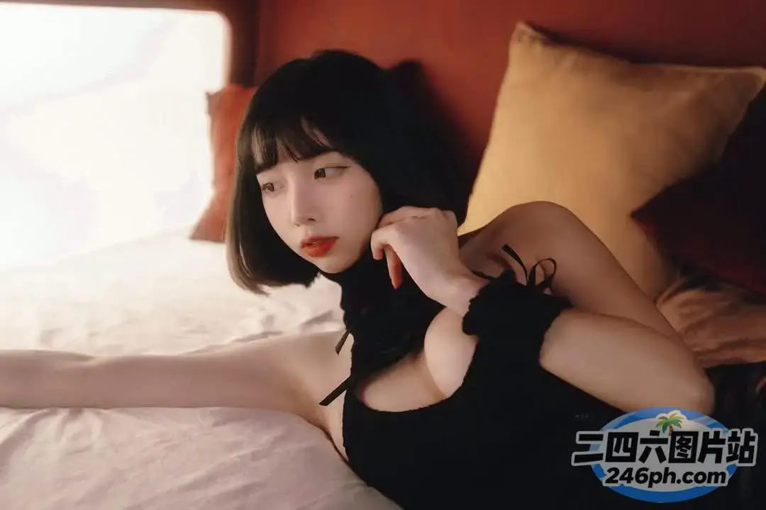有个女人躺在床上，床上放着一个红色的枕头