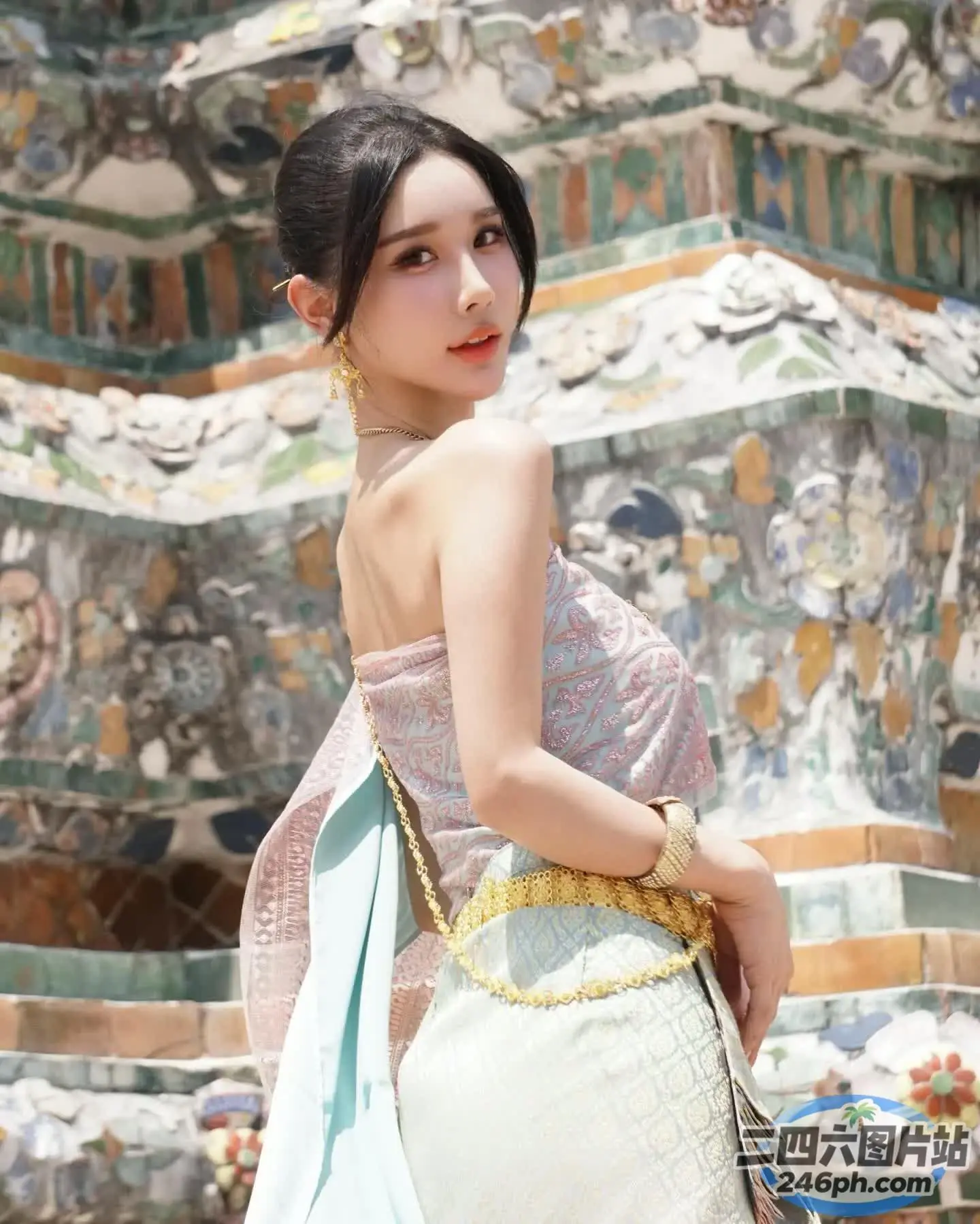 身穿白色连衣裙和蓝色围巾的 araffe 女子