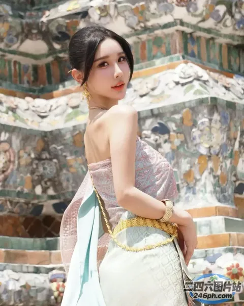 身穿白色连衣裙和蓝色围巾的 araffe 女子