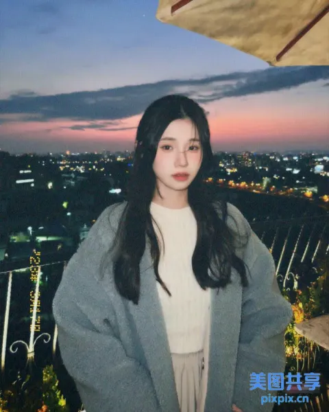阿拉夫德 （Arafed） 照片中一名女子在夜晚站在城市前