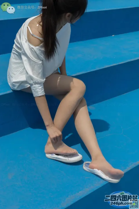 坐在台阶上，双脚着地的 Araffed 女人