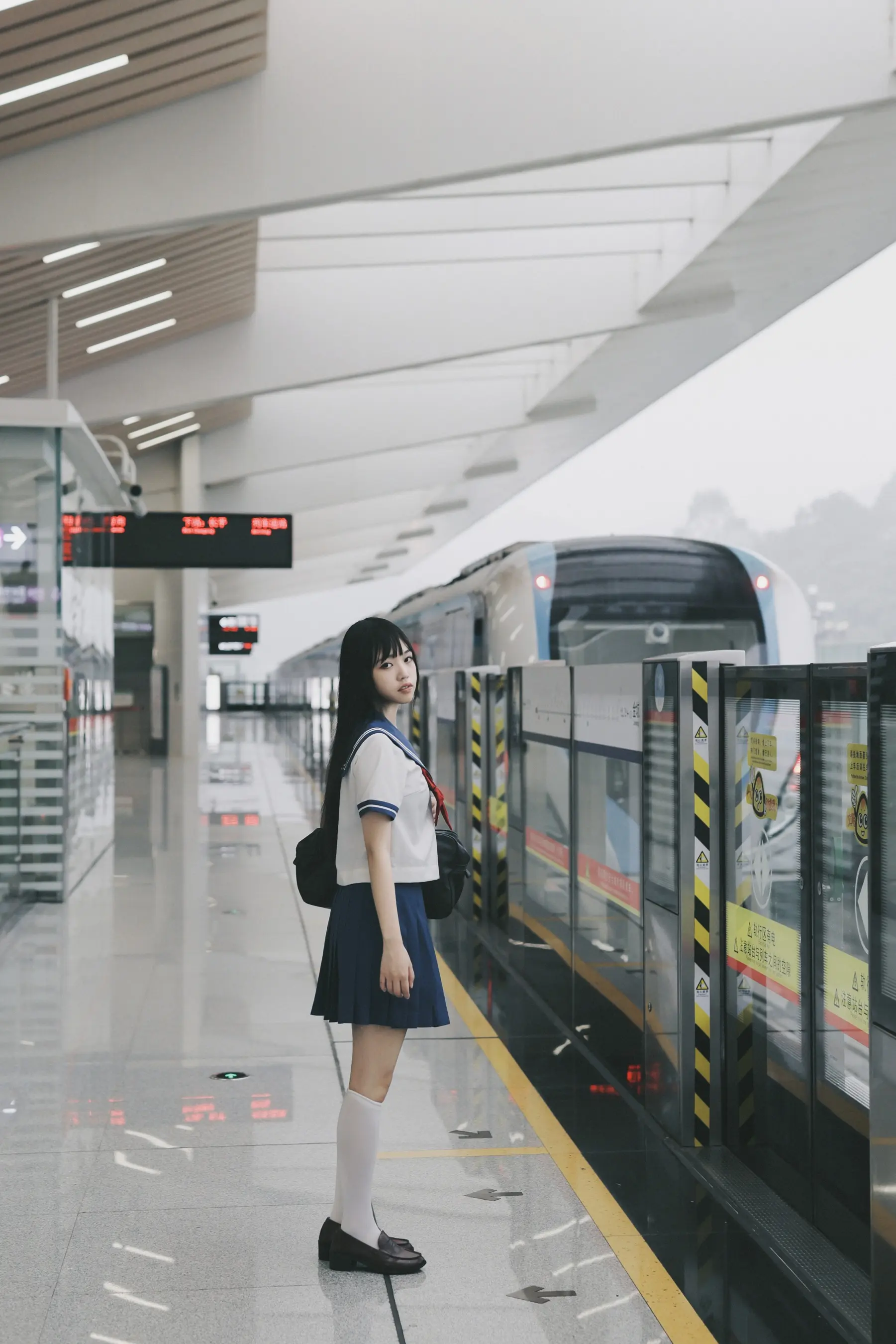 火车站里站着一个女人等火车