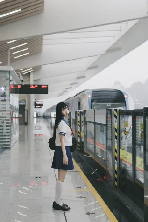 火车站里站着一个女人等火车