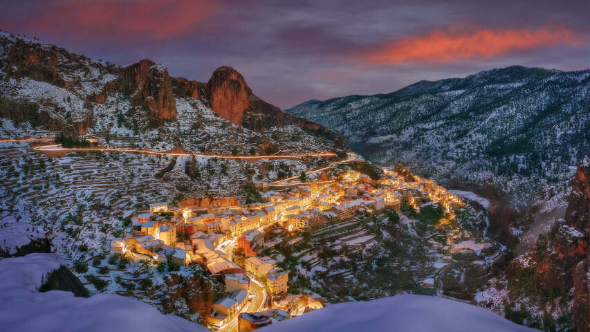 以山为背景的山中小镇的 arafed 视图