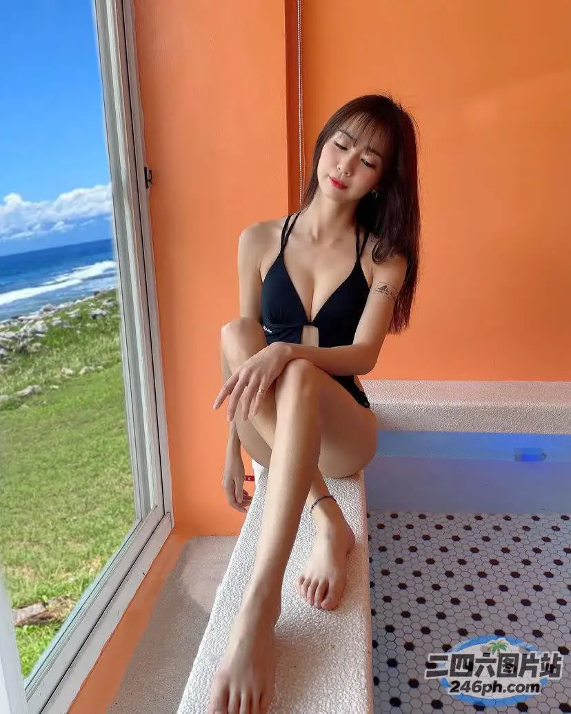 穿着黑色比基尼坐在床上的阿拉夫德女人