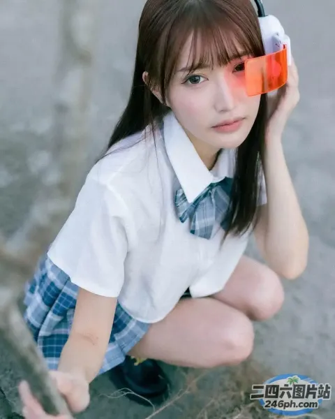 有一个穿着校服的小女孩，手里拿着一个水瓶