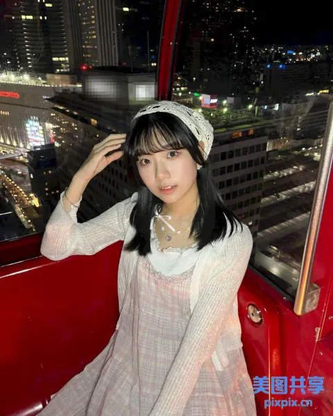 穿着裙子的 araffe 女孩坐在一辆红色的公共汽车上望向窗外