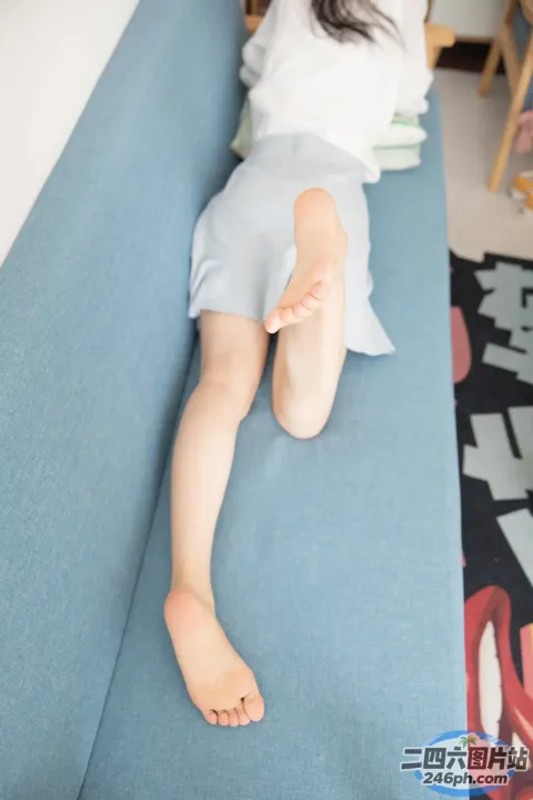 阿拉夫德女人躺在沙发上，双脚着地
