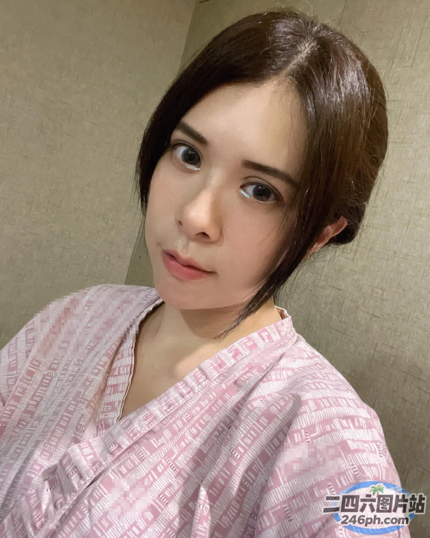 有个女人在浴室里自拍
