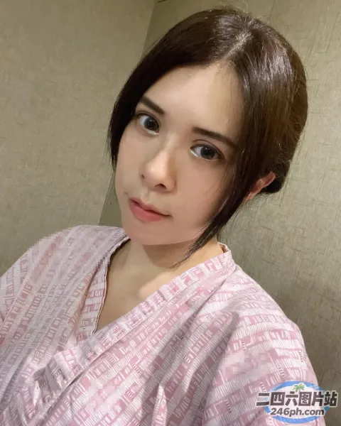 有个女人在浴室里自拍