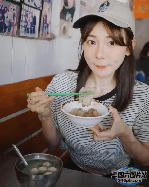 女子在餐厅用勺子吃一碗食物