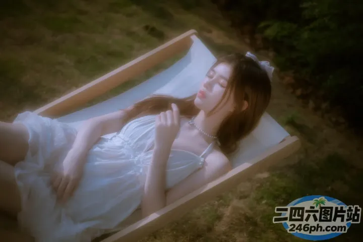 有个女人躺在草地上的吊床上