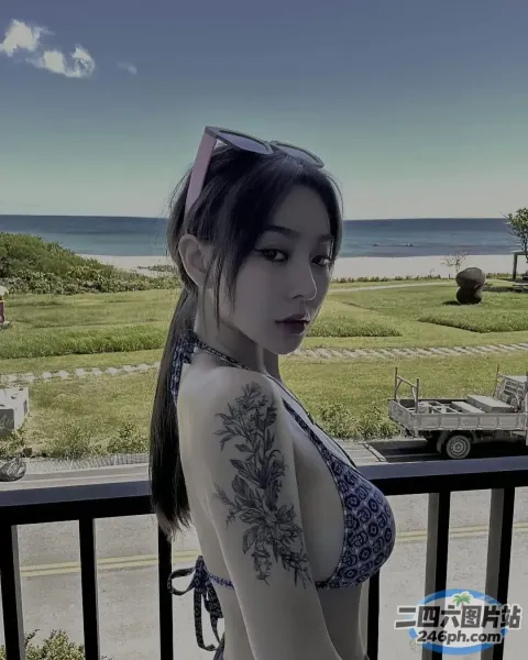 手臂上有纹身的阿拉夫德女人站在阳台上