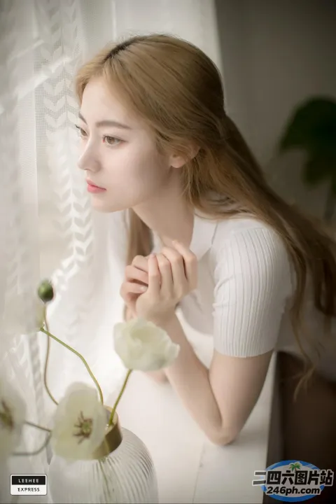 一个女人望窗外的特写镜头，花瓶里有一朵花