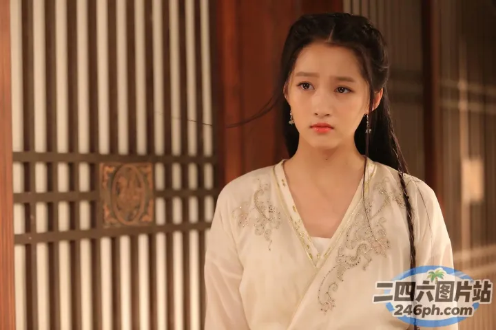 身穿白色连衣裙的阿拉夫德女人站在墙前