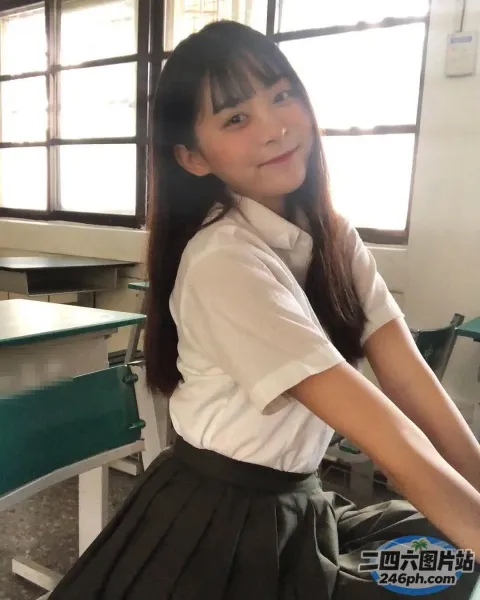 有个身穿校服的女人摆姿势拍照