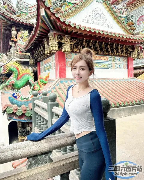 身穿裙子和上衣的 araffe 女子合影