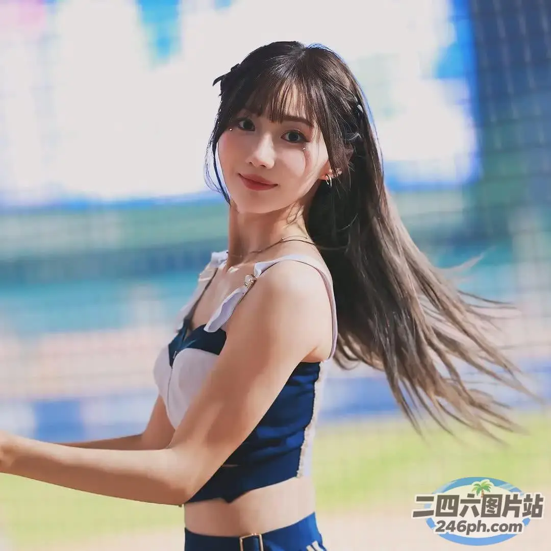 一位穿着比基尼上衣的女子拿着网球拍的特写