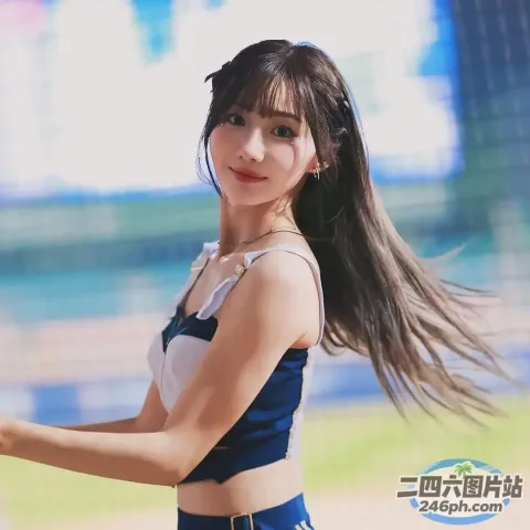 一位穿着比基尼上衣的女子拿着网球拍的特写