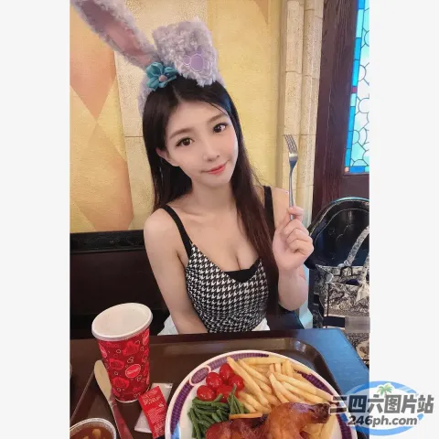 戴着兔子耳朵的 Araffe 女孩在餐厅吃饭