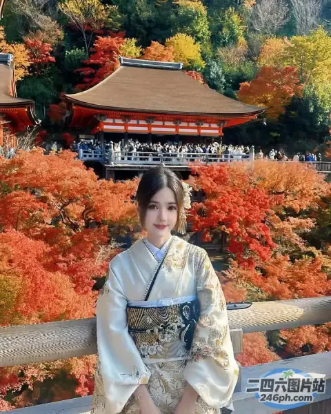 身着传统服饰的阿拉菲妇女站在宝塔前的桥上