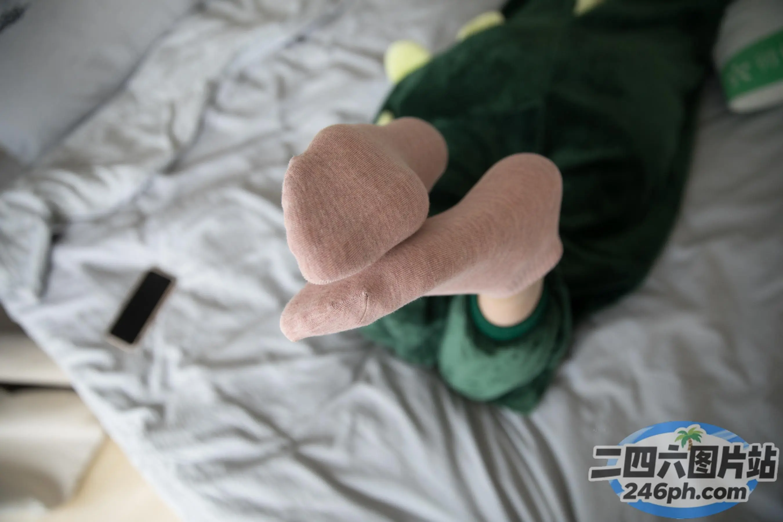有人躺在床上，双脚抬起