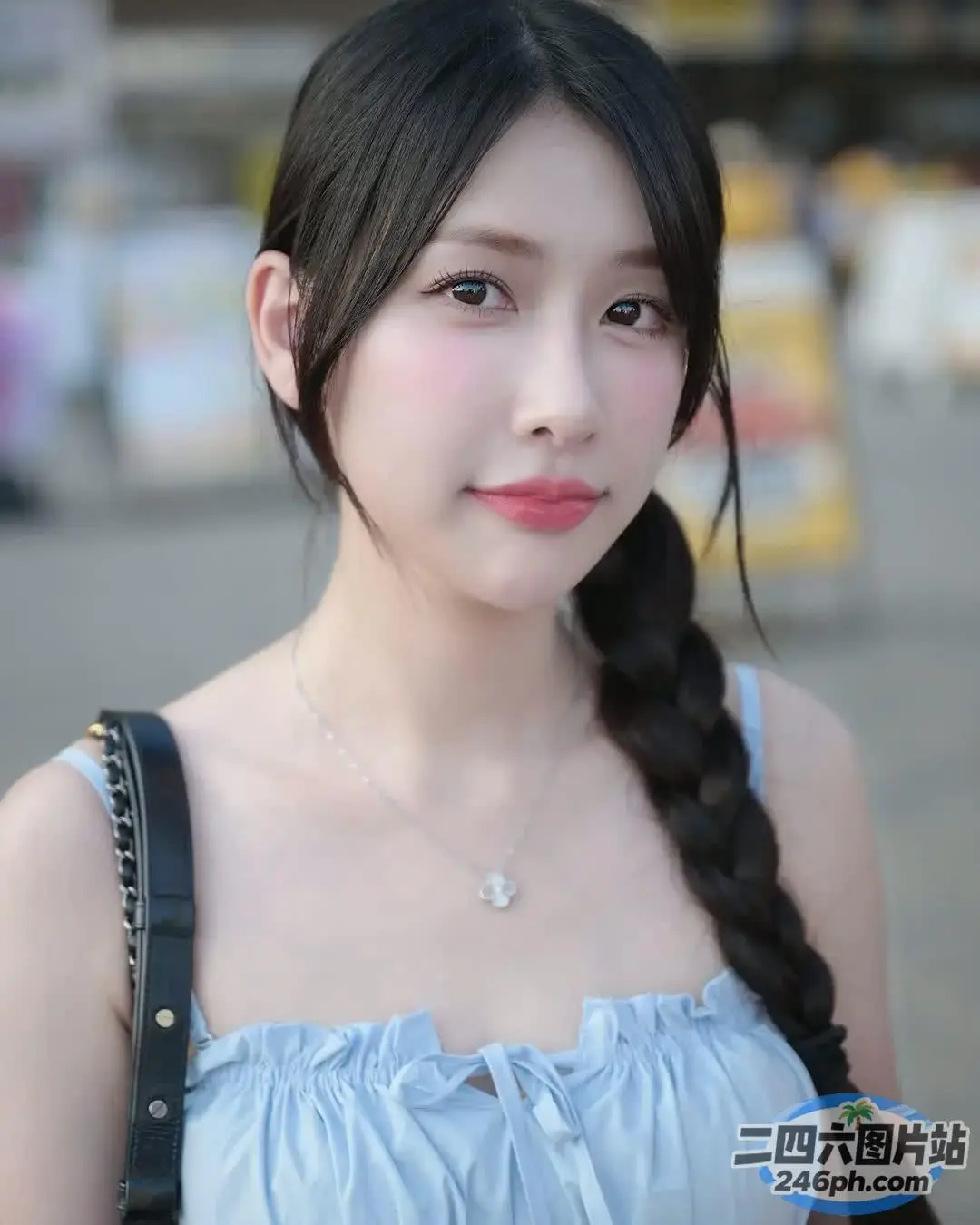 一个拿着包和手机的女人的特写