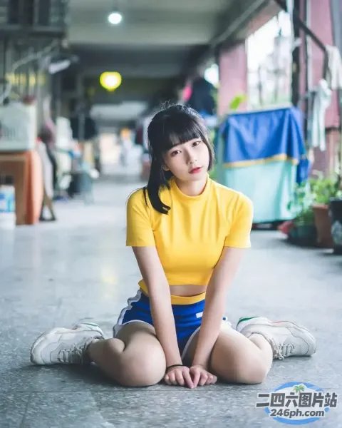 一个女人坐在地上，双腿交叉的特写