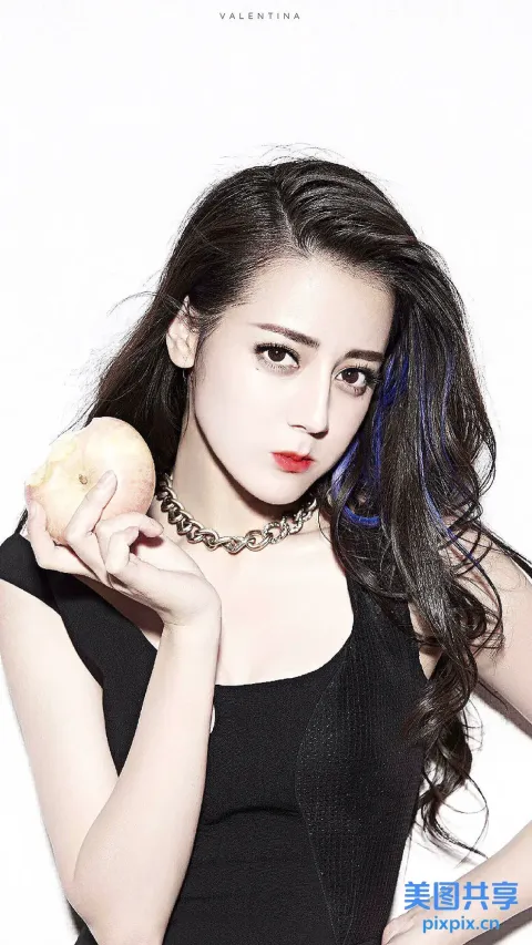 阿拉夫 黑发长发的亚洲女人拿着甜甜圈