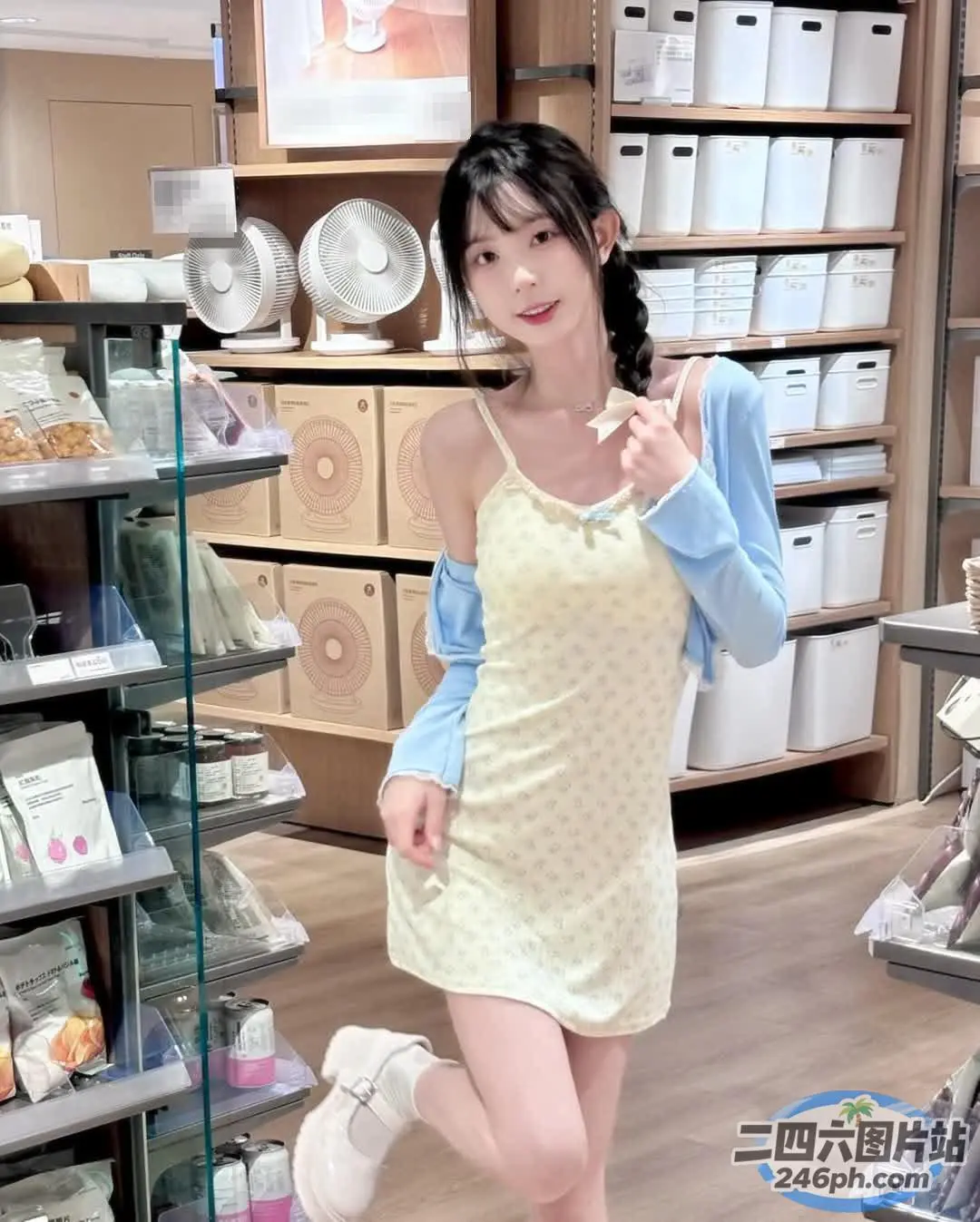 商店里有个女人，手里拿着牙刷